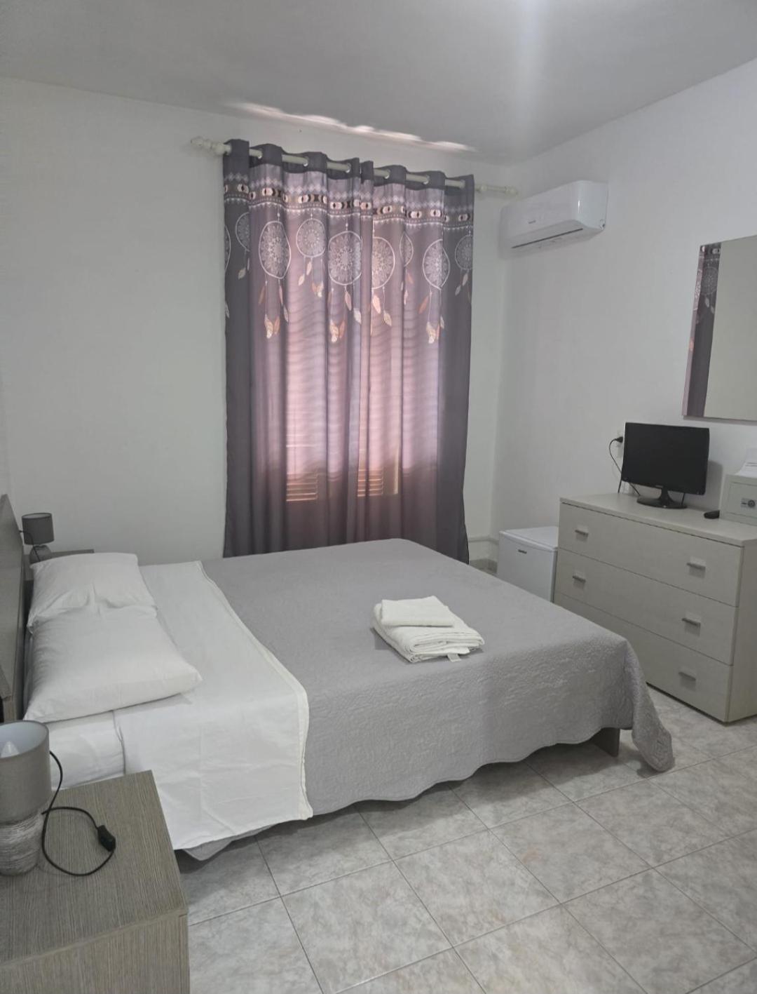 Guest House Tra Rocce E Mare La Maddalena  Luaran gambar