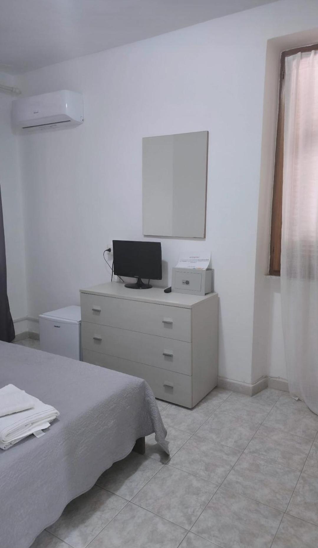 Guest House Tra Rocce E Mare La Maddalena  Luaran gambar